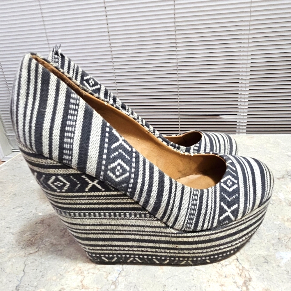 Madden Girl by Steve Madden navy & grey wedges Sz 7.5